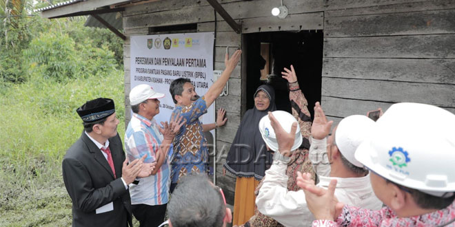 1003 Warga Tidak Mampu Menerima Sambungan Listrik dari HLN