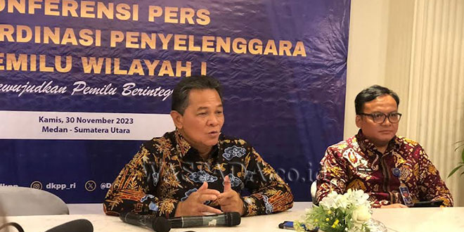 Ketua DKPP RI Memberikan Penjelasan Mengenai Operasi Tangkap Tangan yang Melibatkan Anggota Bawaslu Medan