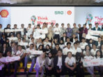 Shell Indonesia memberikan penghargaan kepada mahasiswa dalam kompetisi inovasi Think Efficiency 2023