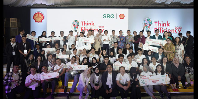 Shell Indonesia memberikan penghargaan kepada mahasiswa dalam kompetisi inovasi Think Efficiency 2023