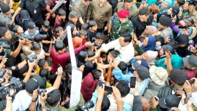 Kegembiraan Prabowo Bermain Air Bersama Anak-Anak Saat Meresmikan 9 Titik Air di Sukabumi