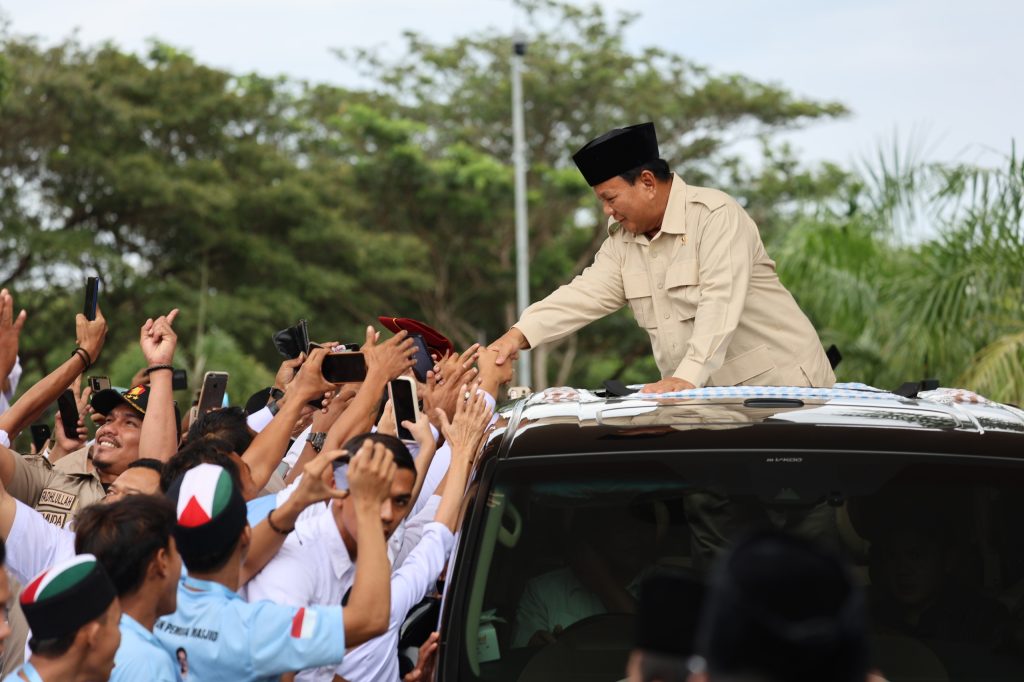 Prabowo Bertemu Warga dan Relawan di Kedai Kopi Aceh: Rasanya Luar Biasa!