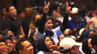 Prabowo Terharu oleh Antusiasme Emak-Emak Relawan di Bandung yang Jabat Erat Tangannya