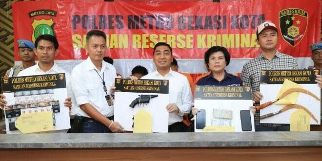 Polisi Reskrim Polres Metro Bekasi Mengungkap Kasus Perampokan Minimarket