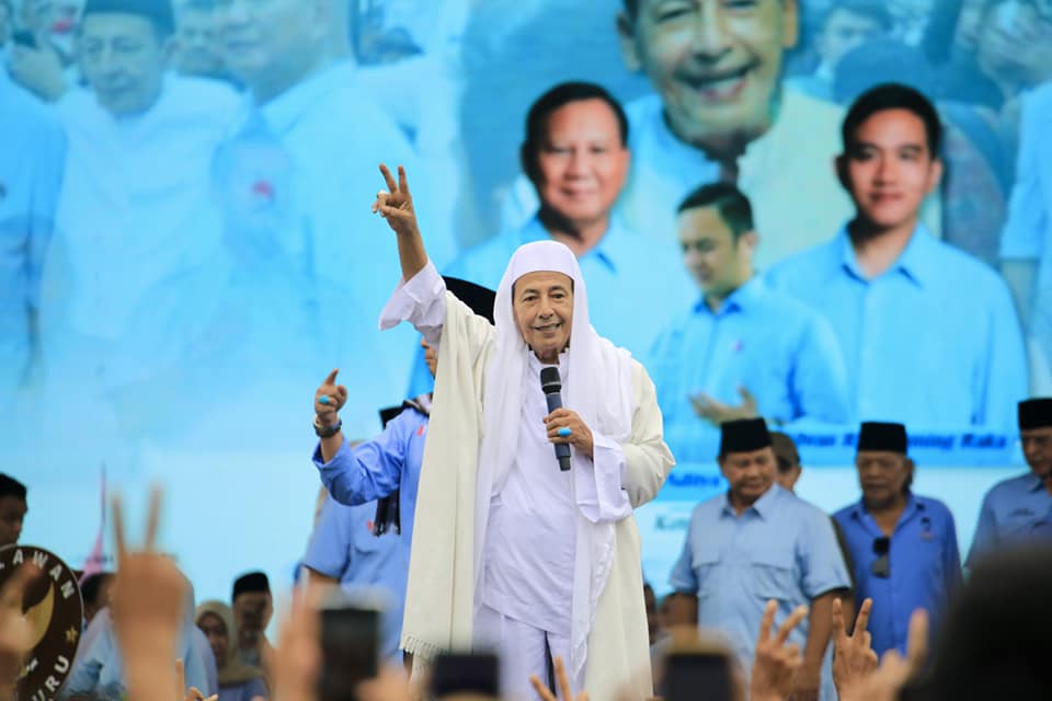 Prabowo dan para relawan bertemu dengan Nderek Guru Habib Luthfi untuk bershalawat di Serang