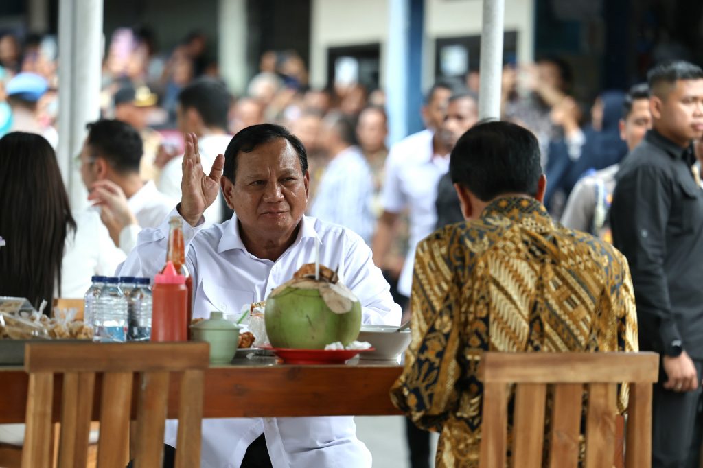 Jokowi and Prabowo Enjoy Bandongan Meatball at a Street Vendor in Magelang, Central Java