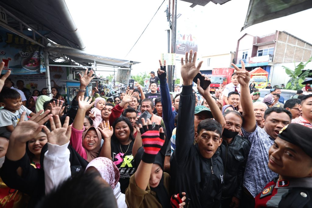 Ratusan Warga Jateng Antusias Saksikan Jokowi dan Prabowo Makan Bakso Bareng, Semoga Tetap Merakyat