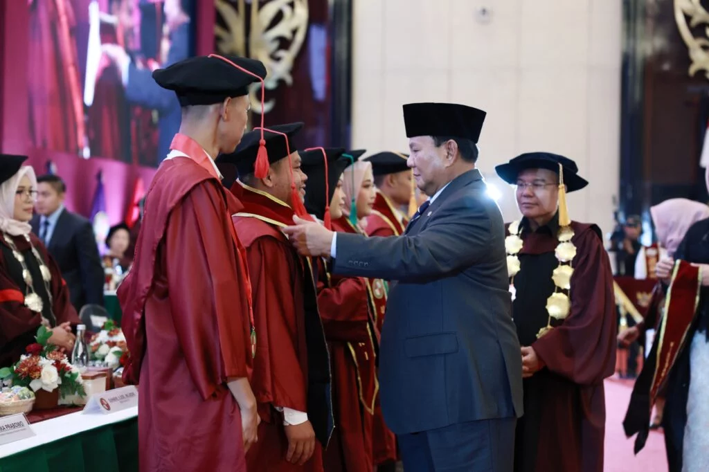 Prabowo Subianto Hadiri Wisuda UKRI: Pesan untuk Anak Muda Menjadi Pemimpin yang Peduli pada Rakyat