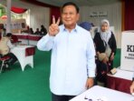 Prabowo Subianto Memilih di TPS 033 Bojong Koneng dengan Mengangkat Dua Jari sebagai Salam