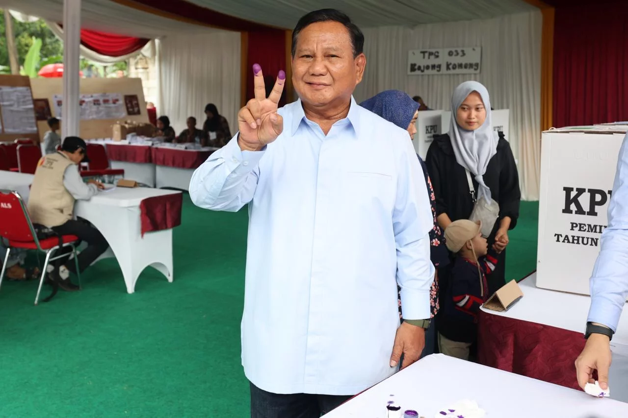 Prabowo Subianto Memilih di TPS 033 Bojong Koneng dengan Mengangkat Dua Jari sebagai Salam