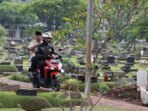 Prabowo Subianto Diberi Sambutan Hangat oleh Ratusan Warga Saat Ziarah ke Makam Sang Ayah Setelah Pemilu Menggunakan Motor