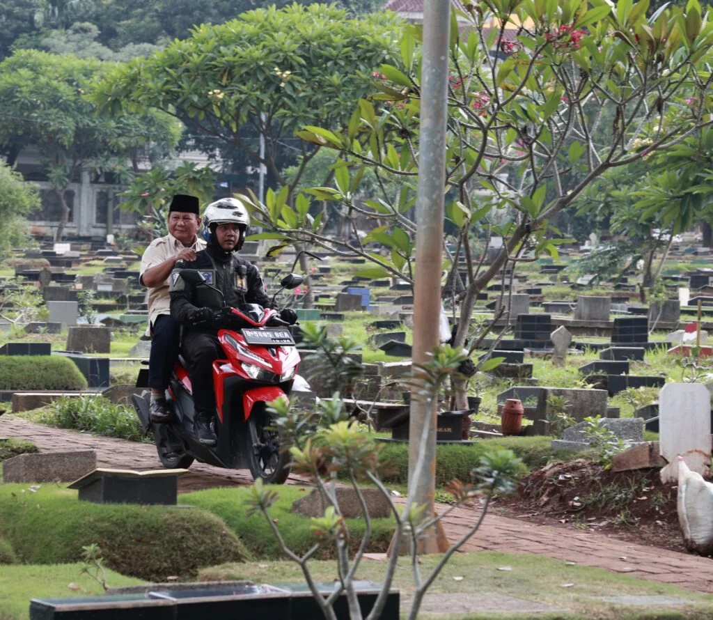 Prabowo Subianto Diberi Sambutan Hangat oleh Ratusan Warga Saat Ziarah ke Makam Sang Ayah Setelah Pemilu Menggunakan Motor