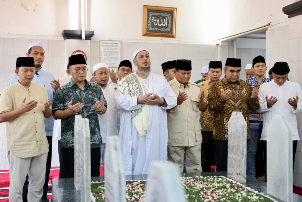 Prabowo Subianto Mengungkap Hubungan Kekerabatan Keluarga saat Ziarah ke Makam Habib Ali Kwitang