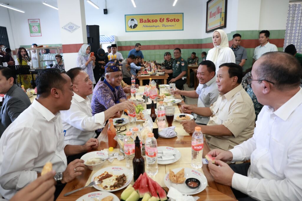 Prabowo Subianto Bersantap Bakso di Cimahi, Bergabung dalam Nyanyian Bersama Warga yang Meriah