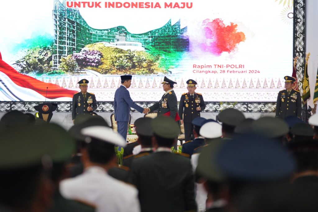 Presiden Jokowi Anugerahi Prabowo Gelar Jenderal Bintang 4