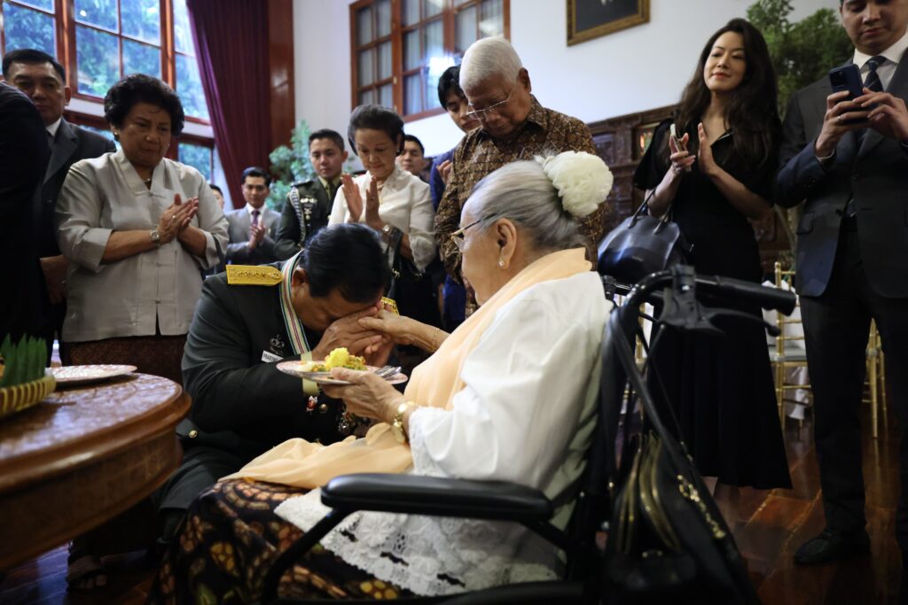 Prabowo Bersyukur dan Memberikan Penghormatan kepada Sukartini Djojohadikusumo setelah Menerima Penghargaan Jenderal Bintang 4