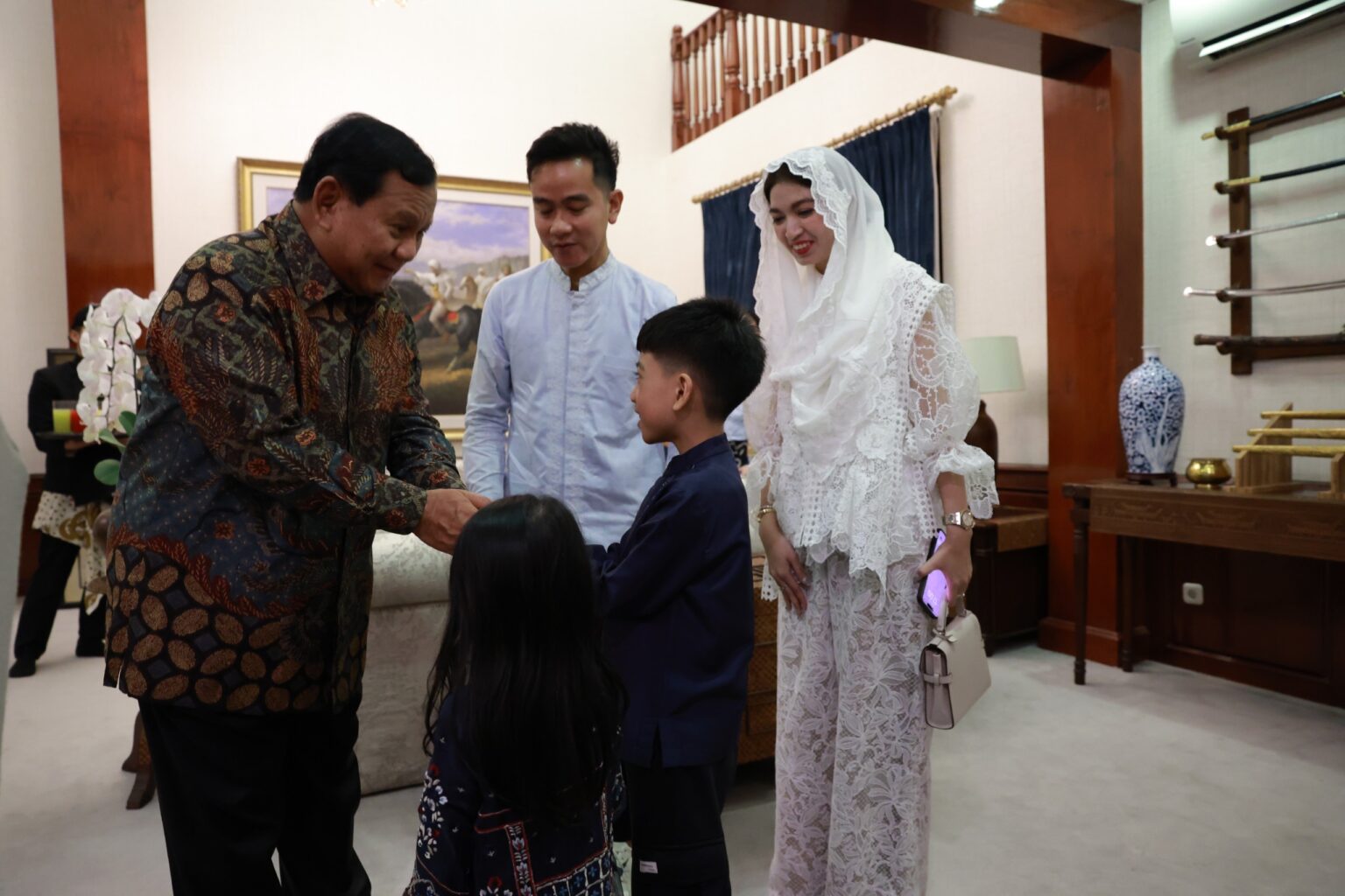 Momen Halal Bihalal Prabowo Subianto dan Gibran Rakabuming Raka yang Penuh Tawa Bersama Keluarga