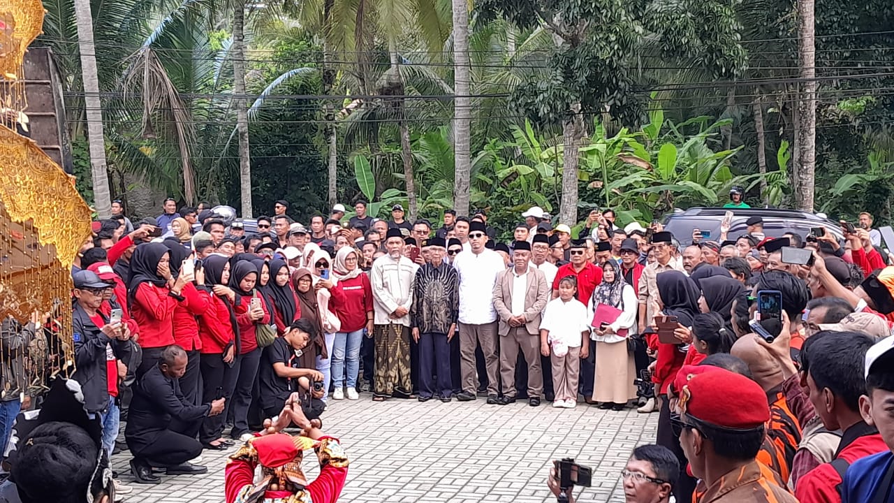 Ratusan Warga Mendukung Dadang Solihat sebagai Calon Bupati Pangandaran