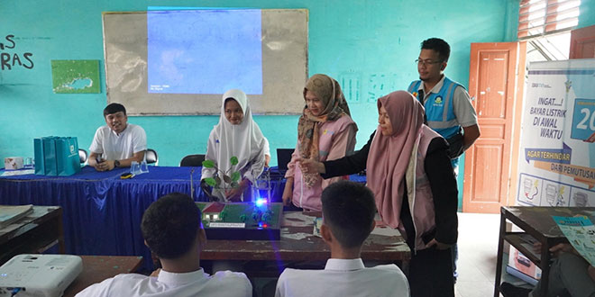 Srikandi PLN Mengedukasi tentang Bahaya Kelistrikan dan Budaya K3 di SMKN 1 Rantau Utara – Waspadai Online