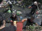 PLN dan relawan bersihkan tumpukan sampah di bantaran sungai untuk memperingati Hari Lingkungan – Waspada Online