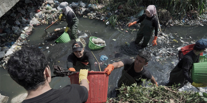 PLN dan relawan bersihkan tumpukan sampah di bantaran sungai untuk memperingati Hari Lingkungan – Waspada Online