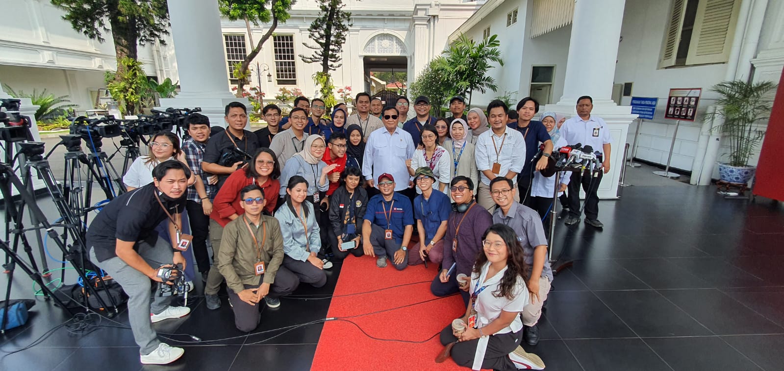 The Palace Reporters Take a Group Photo with Prabowo Subianto, Sporting Sunglasses