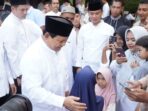 Prabowo Subianto Menyapa Warga di Hambalang Bogor saat Iduladha 1445 H