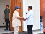 Prabowo Subianto Mendekati Jokowi di Bandara Halim Perdana Kusuma, Memberikan Ucapan Selamat Ulang Tahun Secara Langsung