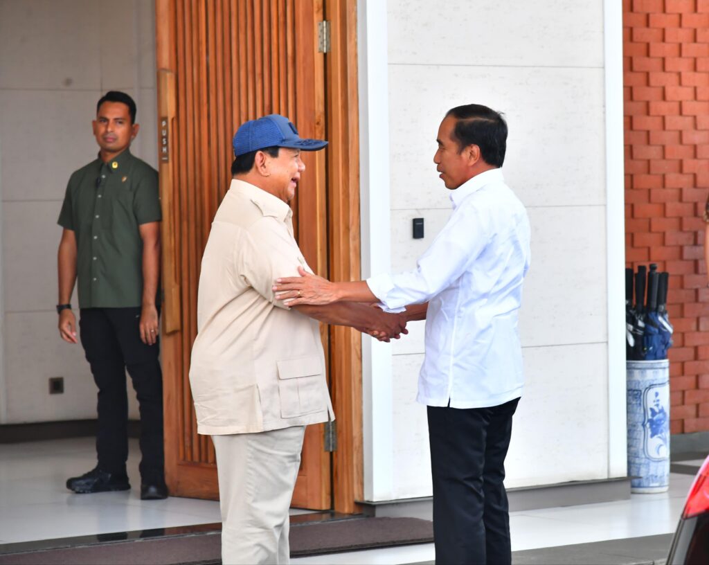 Prabowo Subianto Mendekati Jokowi di Bandara Halim Perdana Kusuma, Memberikan Ucapan Selamat Ulang Tahun Secara Langsung