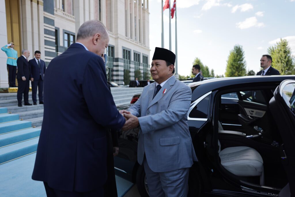 After Being Met in Turkey, Prabowo Subianto Personally Escorted to Car by Erdoğan