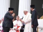 Prabowo Subianto Shares a Moment of Shaking Hands with Pope Francis, Stating “Indonesia is Blessed with Diversity and Harmony”