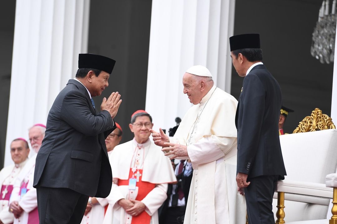 Prabowo Subianto Shares a Moment of Shaking Hands with Pope Francis, Stating “Indonesia is Blessed with Diversity and Harmony”