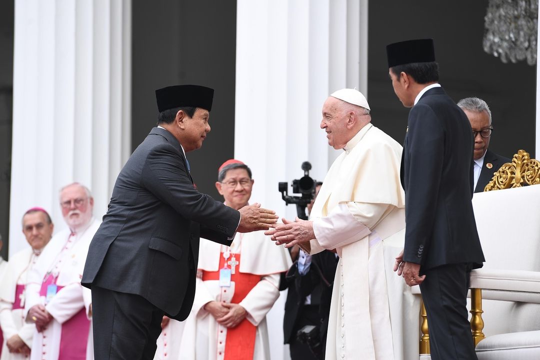 Prabowo Subianto Berbagi Momen Bersalaman dengan Paus Fransiskus: Indonesia Mendapat Keharmonisan dan Keagamaan