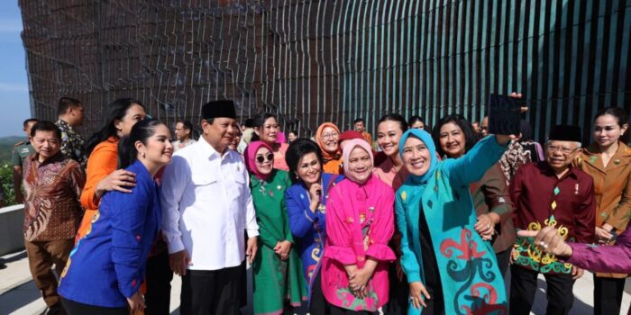 Prabowo Subianto Shares a Joyful Moment Taking a Selfie with Iriana and Mothers at IKN