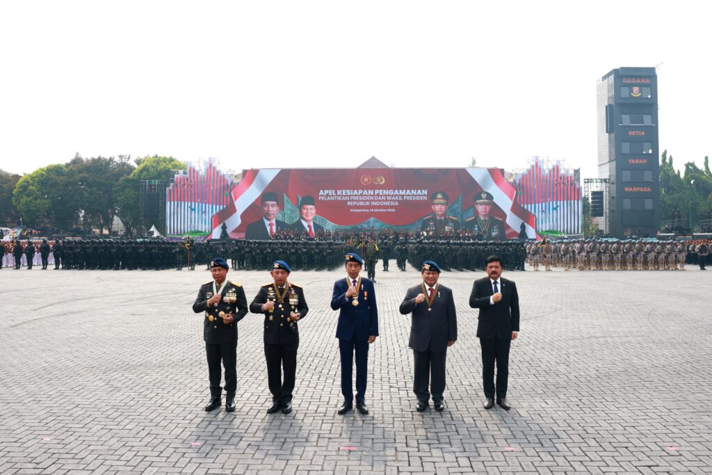 Jokowi dan Prabowo Subianto Naik Bersama di Mobil Jeep Pindad untuk Memeriksa Pasukan pada Upacara Keamanan Pelantikan Presiden