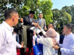 Citizens Overwhelmed with Joy and Gratitude as They Meet Prabowo Subianto: “I Finally Got His Autograph”