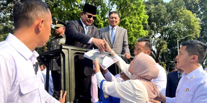 Citizens Overwhelmed with Joy and Gratitude as They Meet Prabowo Subianto: “I Finally Got His Autograph”