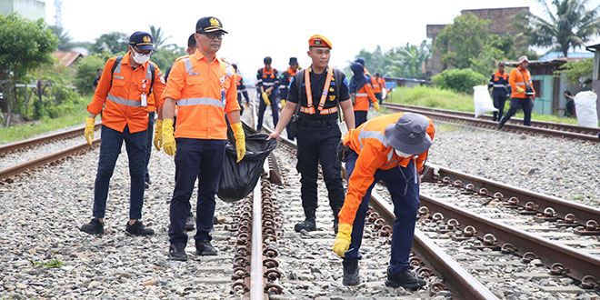 KAI Sumut Mengadakan Aksi Pembersihan Lintas di Sepanjang Jalur Medan-Bandar Kalipah – Berita Waspada Online